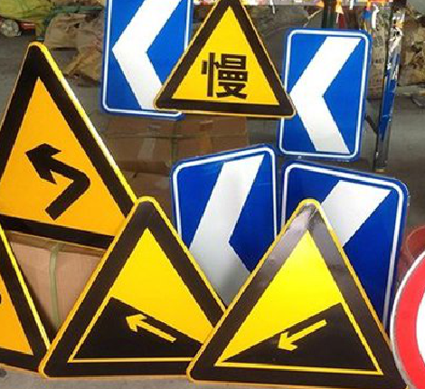 留坝标识标牌中颜色的确定是很重要的。